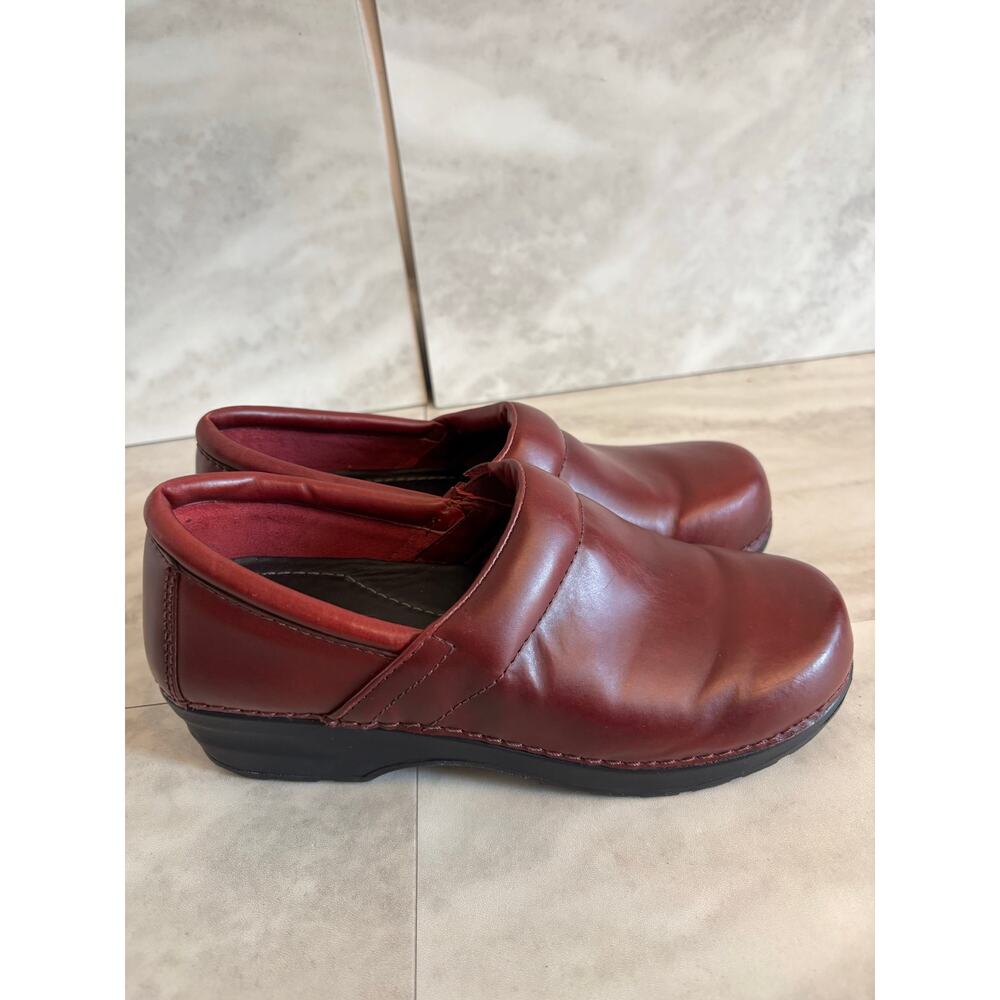 LL Bean Classic Red Leather Slip-Ons Nursing Clogs 301352 Womens Size 7.5B